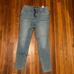 Hollister Ultra High Rise Super Skinny, 11s